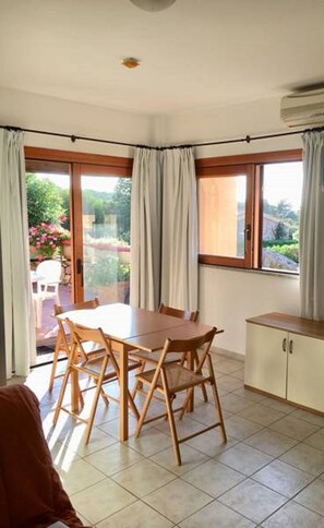Comfort Apartment, 3 Bedrooms | In-room dining