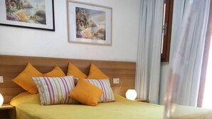 Camera Matrimoniale con Patio | Sengetøy av topp kvalitet, dundyner, senger med overmadrass og minibar