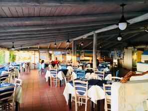 Dinner served, seafood, garden views 