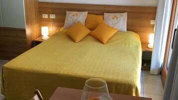 Bilo Comfort con Terrazza | Hochwertige Bettwaren, Daunenbettdecken, Pillowtop-Betten, Minibar