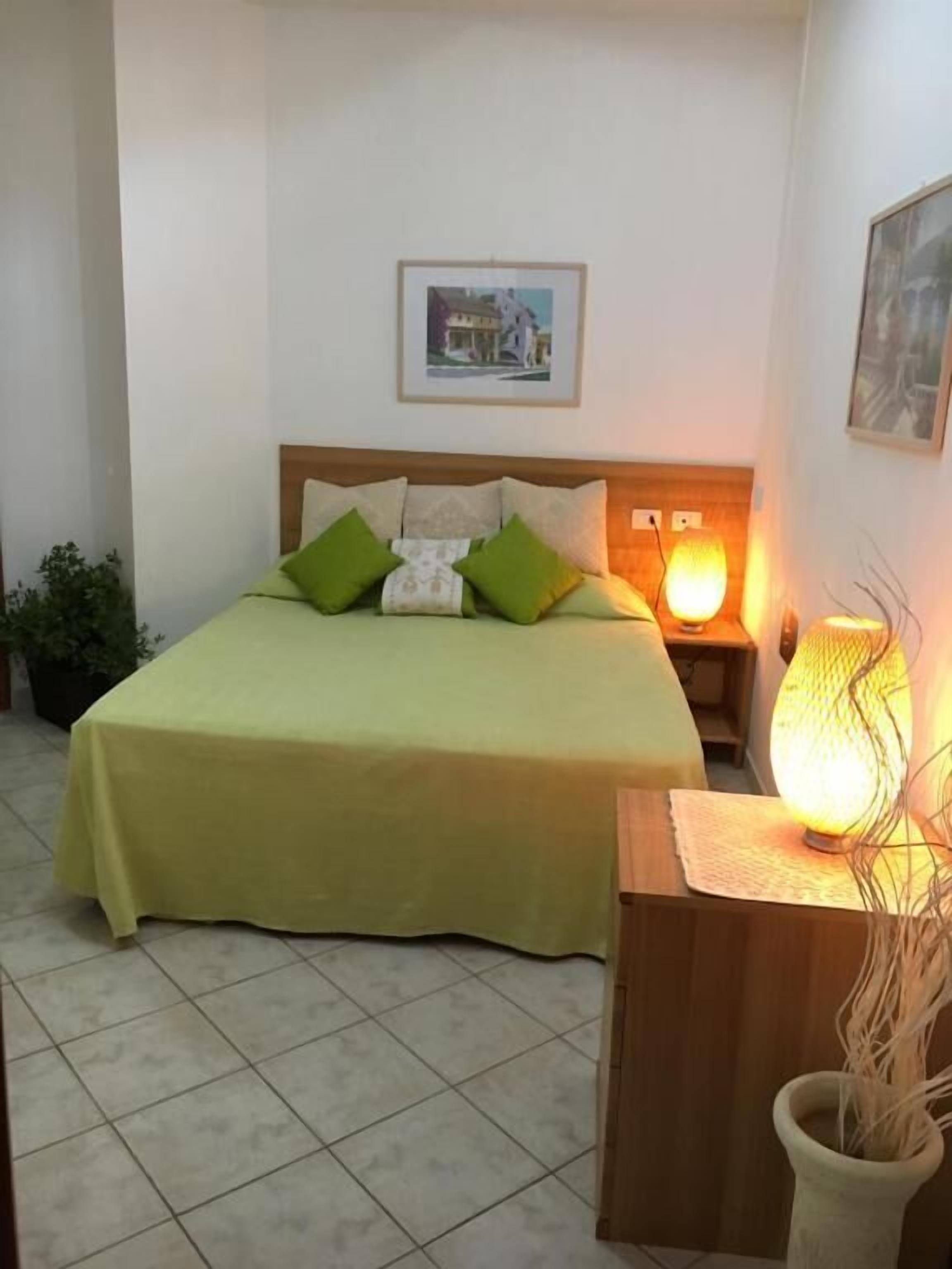 Bilo accessibile | Premium bedding, down comforters, pillowtop beds, minibar