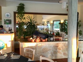 Se sirven cenas y mariscos, con vista al jardín 