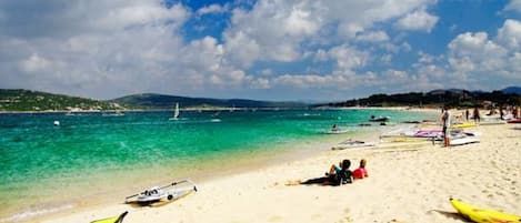 Una spiaggia nelle vicinanze