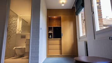 Habitación superior | Baño | Regadera, amenidades de baño ecológicas, secadora de cabello, toallas