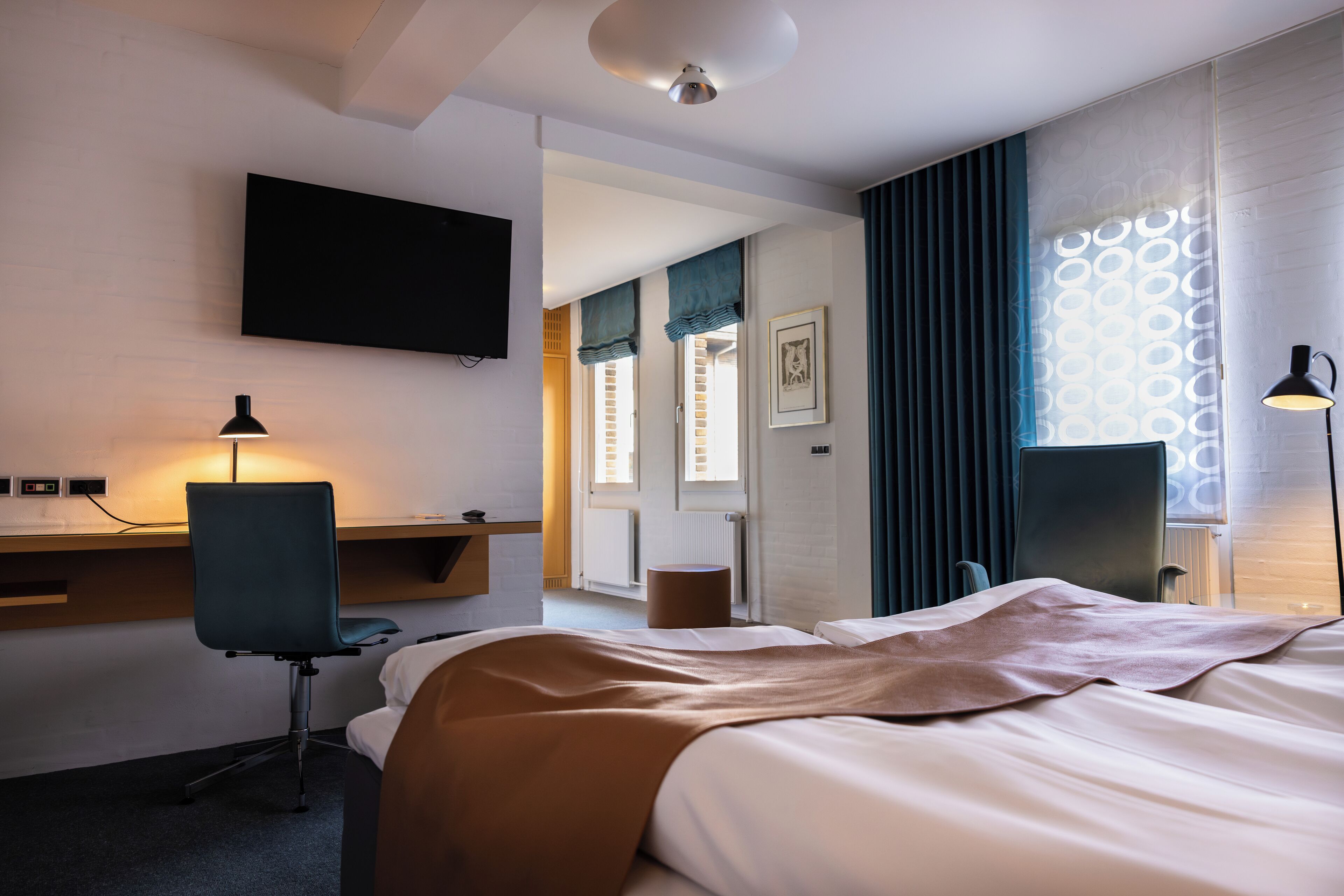 Superior-huone | Allergiatestatut vuodevaatteet, tallelokero huoneessa, työpöytä