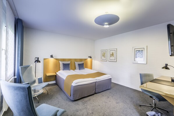 Chambre triple | Literie hypoallergénique, coffre-fort, bureau, rideaux d’obscurcissement