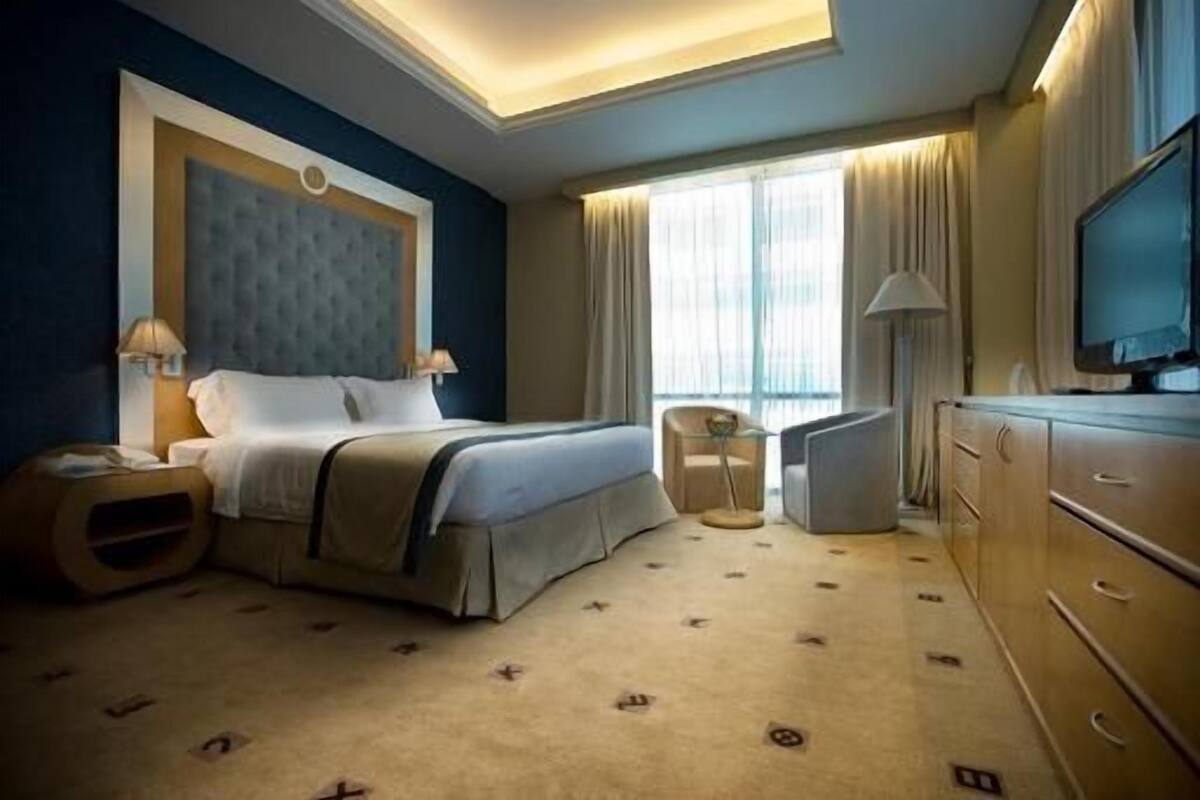 Een minibar, een kluis op de kamer, geluiddichte muren