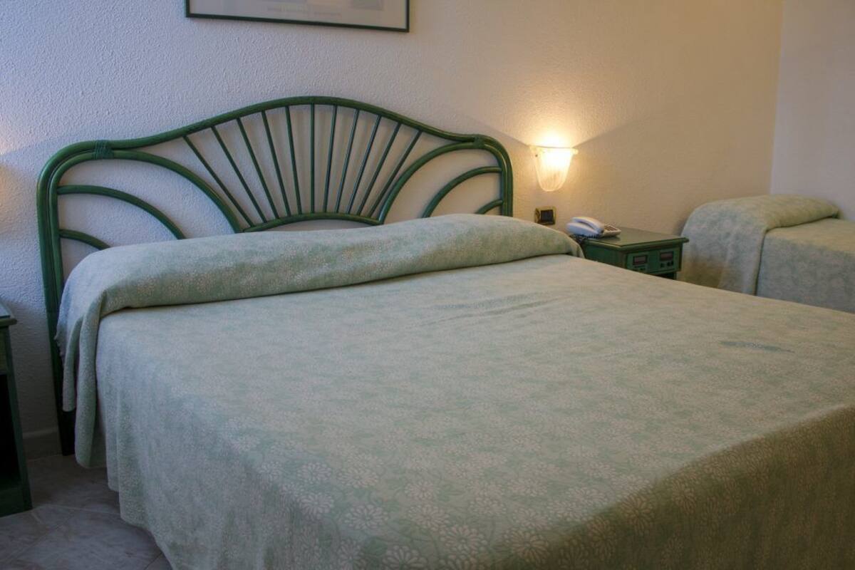 1 habitación, caja de seguridad en la habitación y escritorio 
