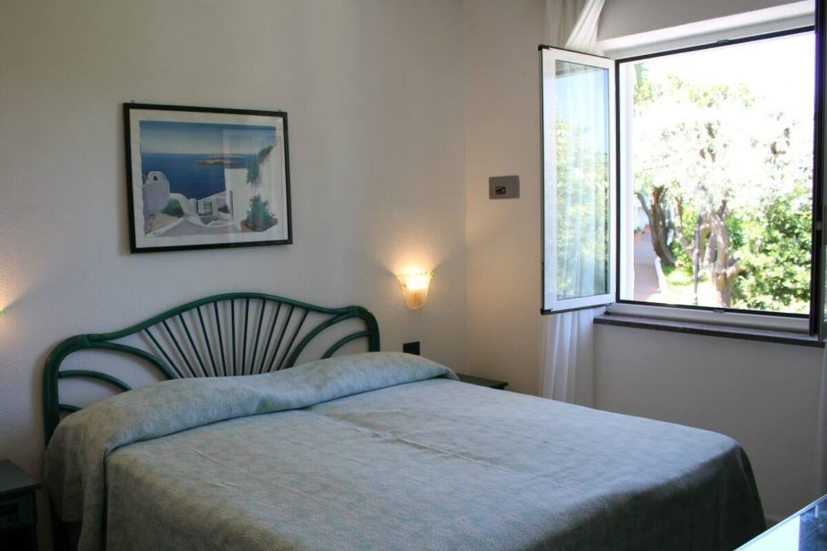 1 habitación, caja de seguridad en la habitación y escritorio 