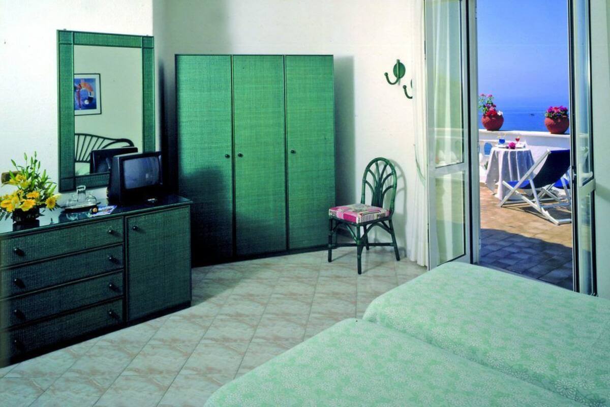 1 habitación, caja de seguridad en la habitación y escritorio 