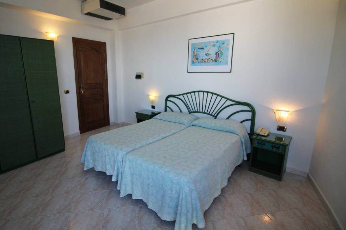 1 habitación, caja de seguridad en la habitación y escritorio 