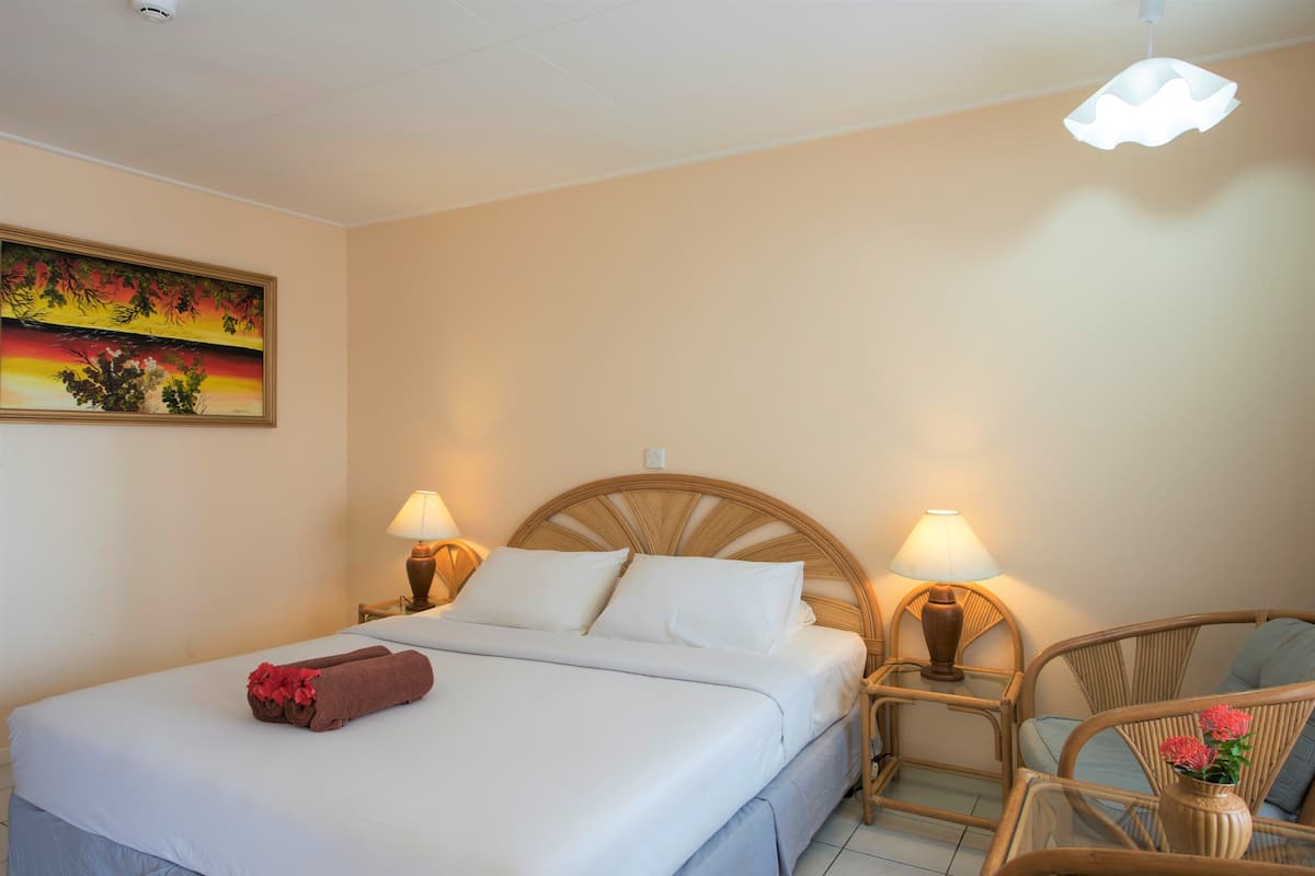 Minibar, safe på rommet, skrivebord og blendingsgardiner