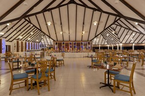 Dining - Holiday Island Resort & Spa (Dhiffushi)