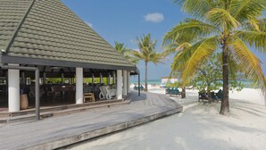 Bar (on property) - Holiday Island Resort & Spa (Dhiffushi)