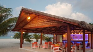 Bar (on property) - Holiday Island Resort & Spa (Dhiffushi)