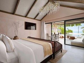 Minibar, in-room safe, desk, blackout curtains - Holiday Island Resort & Spa (Dhiffushi)