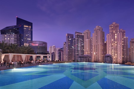 Una piscina al aire libre, sombrillas