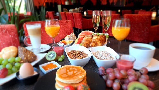 A breakfast buffet with various food items and drinks. - Hampshire Delft Centre (Delft)