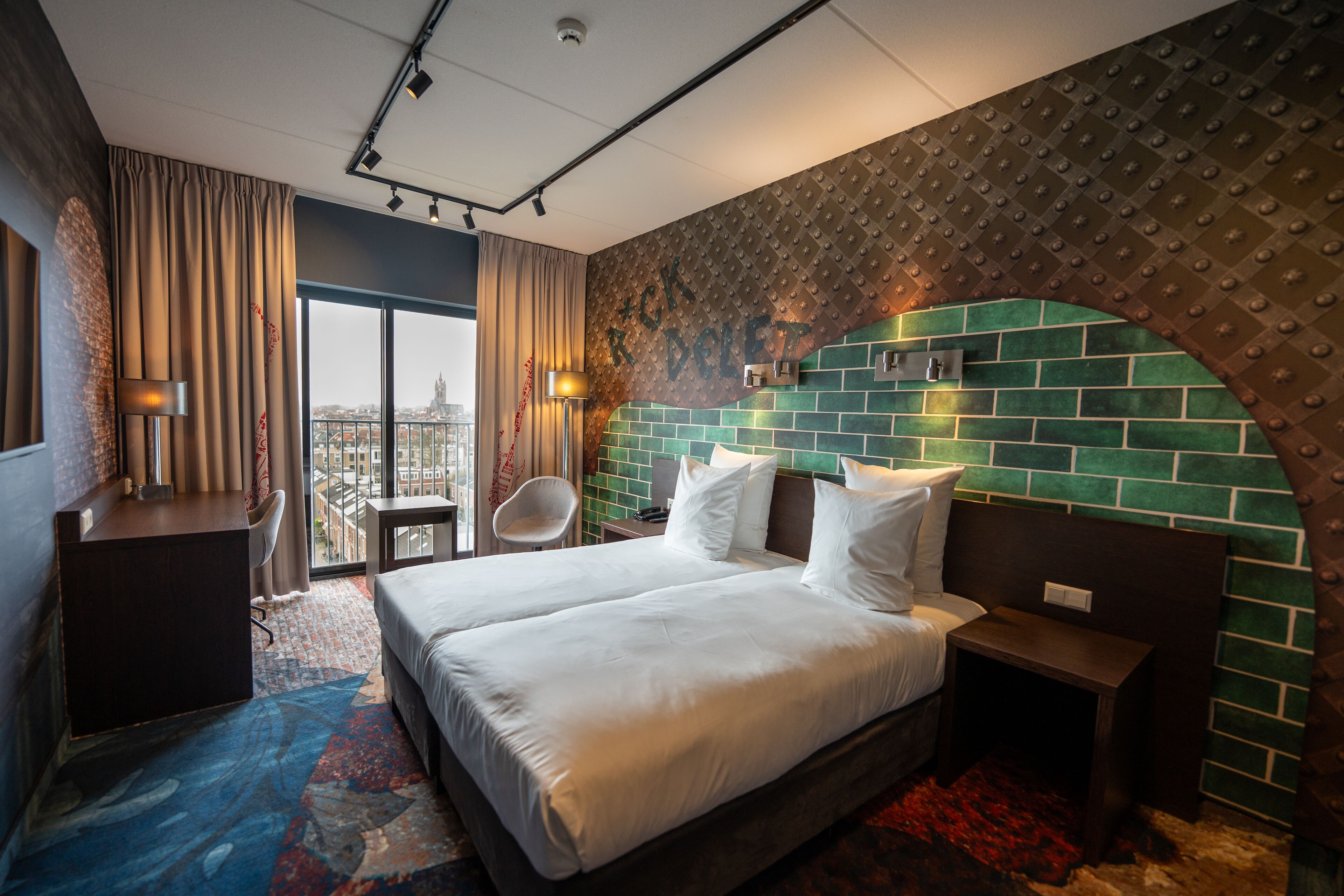 Comfort Oda | Odada kasa, masa, ses yalıtımı, ütü/ütü masası 