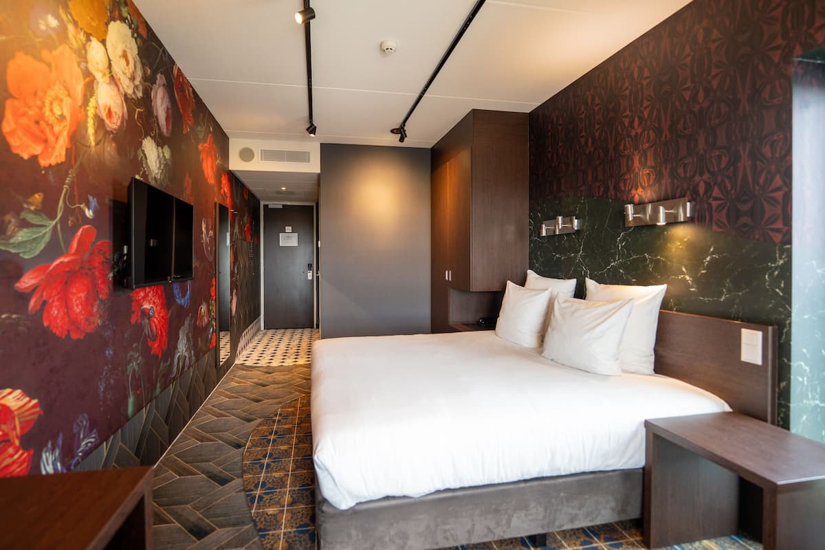 Comfort Plus | In-room safe, desk, soundproofing, iron/ironing board
