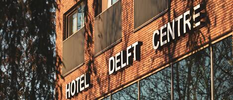 Un edificio de hotel con el nombre