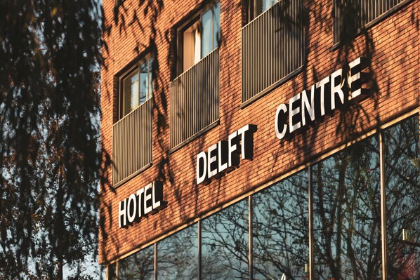 A hotel building with the name "Hotel Delft Centre" prominently displayed on the facade. - Hampshire Delft Centre (Delft)