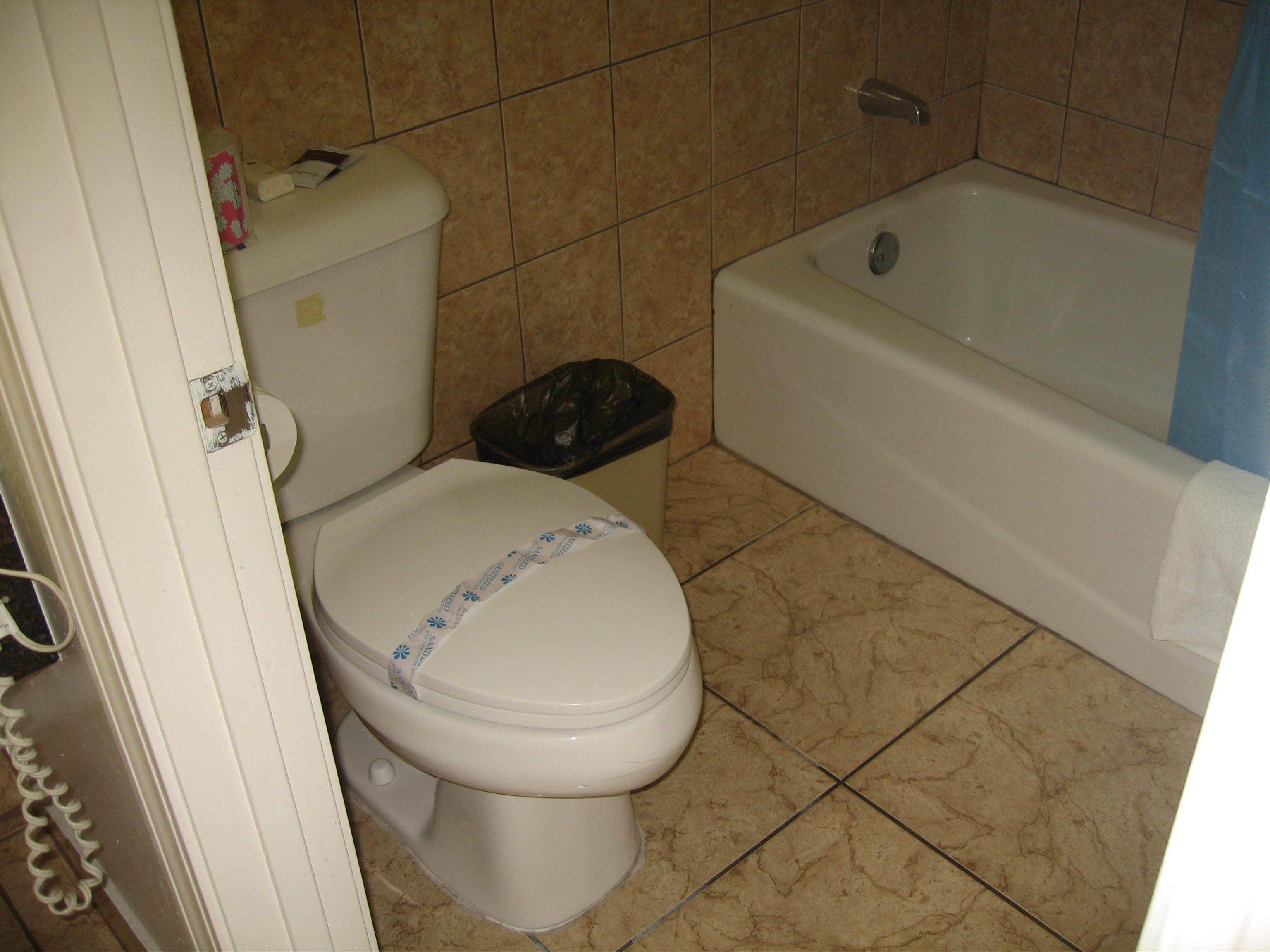 combined shower/bathtub, towels