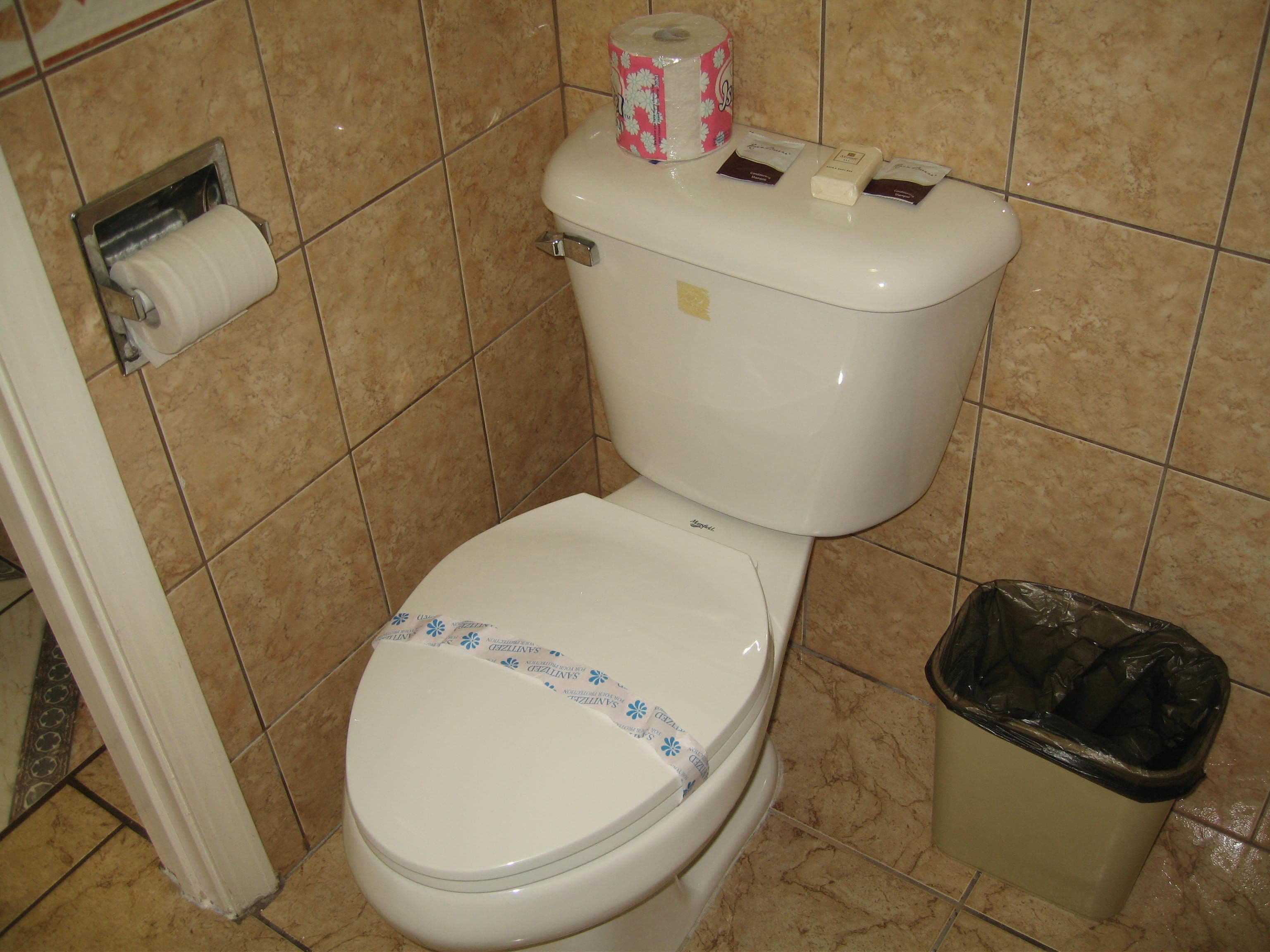 combined shower/bathtub, towels