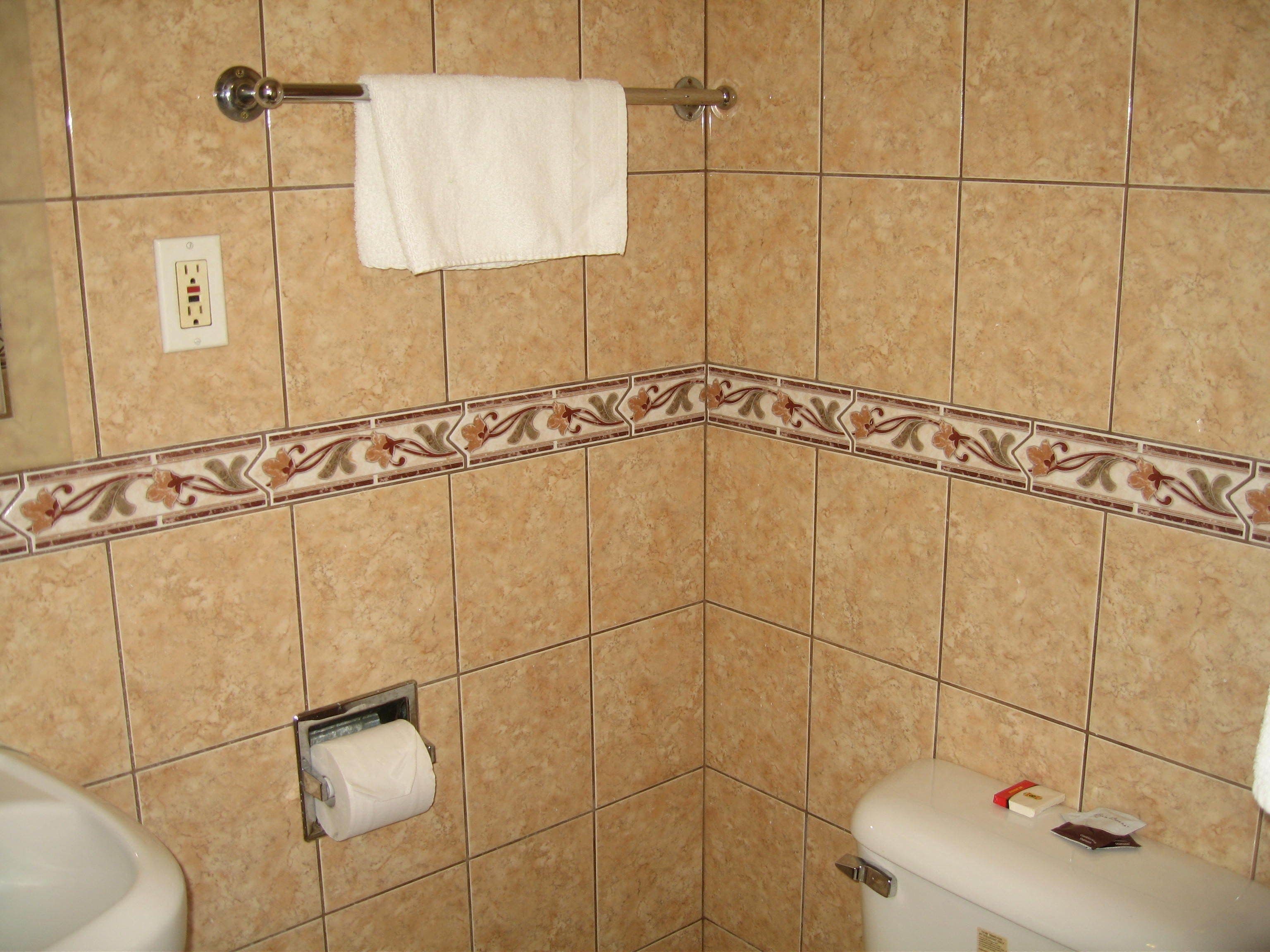 combined shower/bathtub, towels