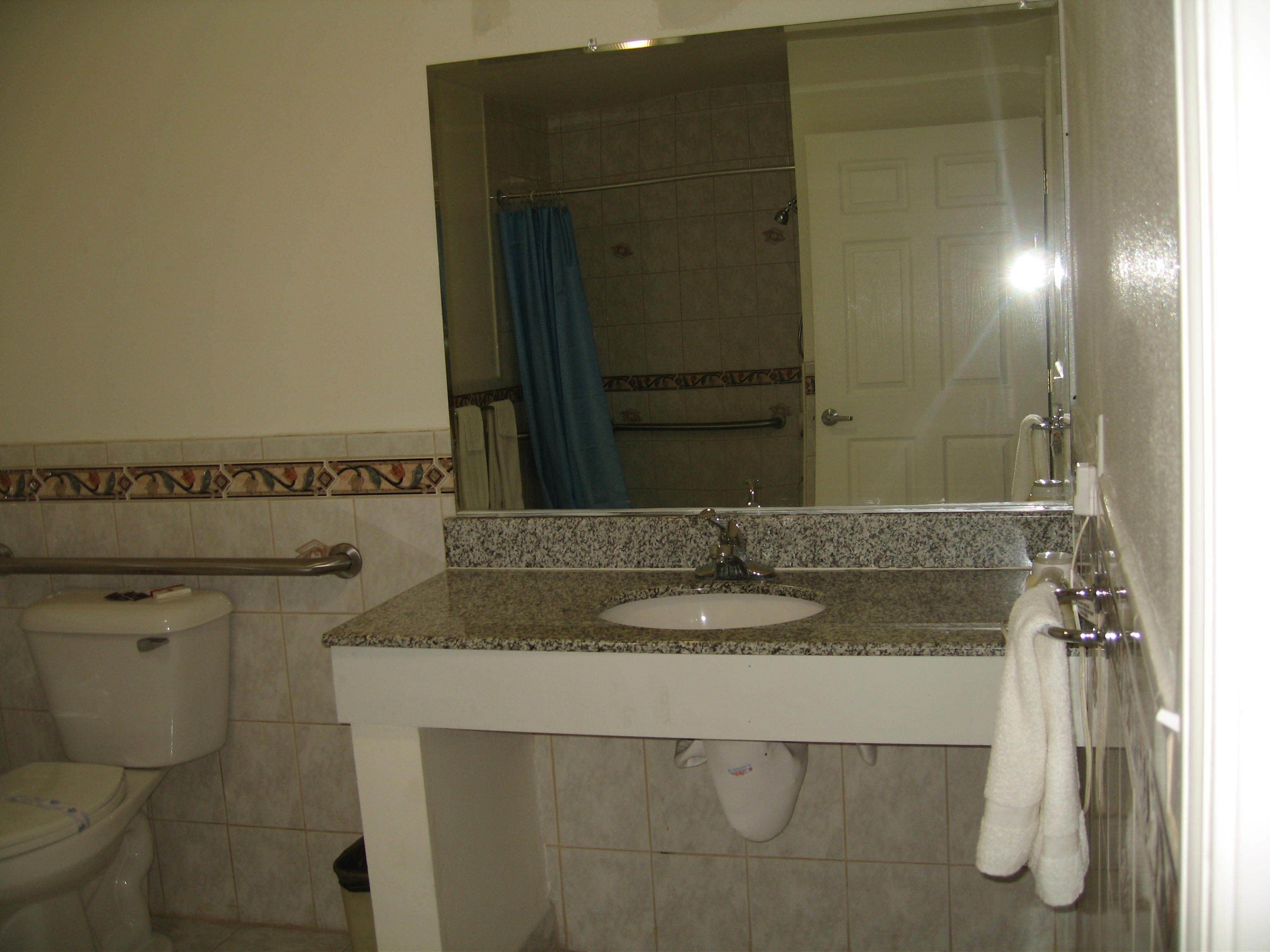 basic single room, accessible | bathroom | combined shower/bathtub, towels