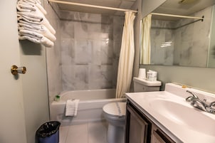 Quarto standard, 2 camas de casal | Banheiro | Chuveiro/banheira combinados, produtos de toalete grátis