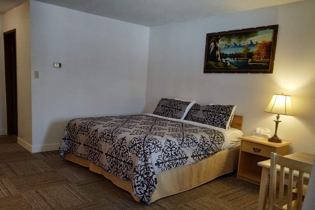 Premium bedding, down duvets, desk, blackout curtains