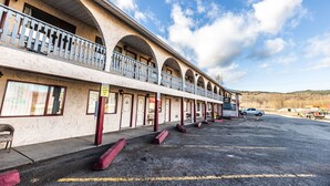 Un motel doté de nombreux balcons, d’un parking et situé dans un cadre montagneux.