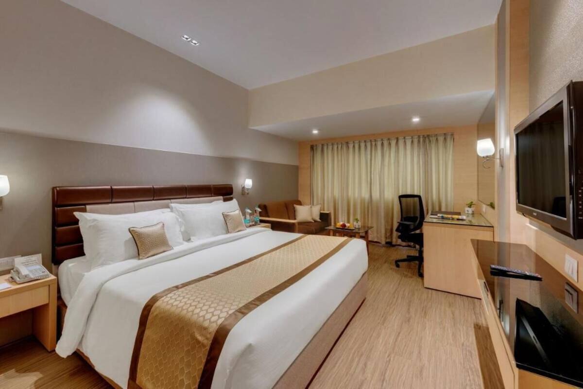 Minibar, in-room safe, desk, iron/ironing board