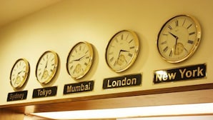 Eine Reihe von Wanduhren mit Stadtbezeichnungen: Sydney, Tokio, Mumbai, London und New York.