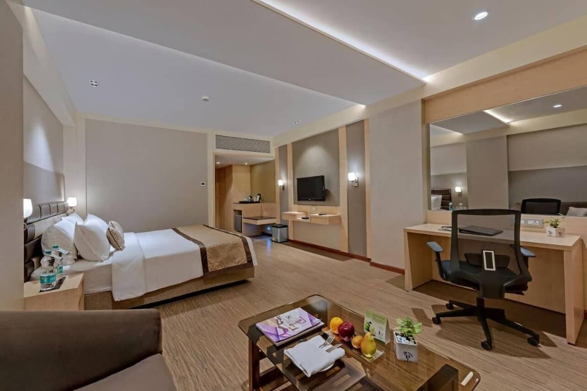 Minibar, in-room safe, desk, iron/ironing board