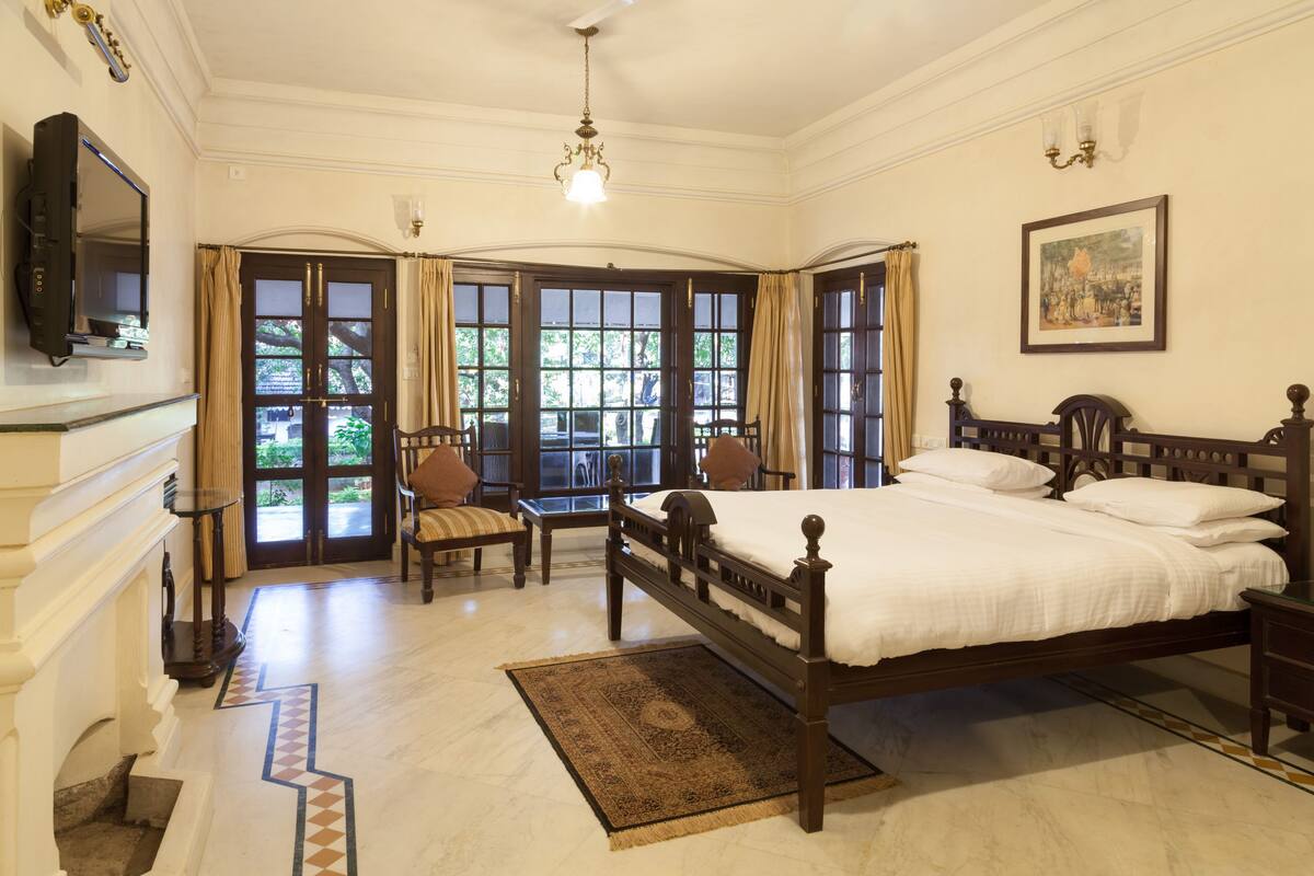 royal club | minibar, in-room safe, desk, blackout curtains