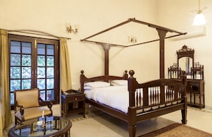 Regal Club | Minibar, in-room safe, desk, blackout curtains
