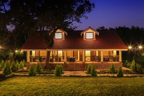 Forsyth Suite | Minibar, in-room safe, desk, blackout drapes - WelcomHeritage Golf View (Pipariya)