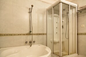 Bathroom - WelcomHeritage Golf View (Pipariya)