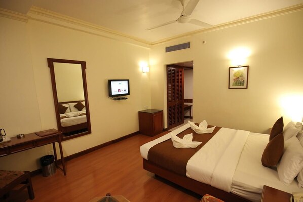 Double or Twin Room | Minibar, desk, rollaway beds, free wired internet