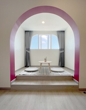 Suite Junior | Aire de séjour | Téléviseur à écran plat de 43 po avec télévision par câble, téléviseur