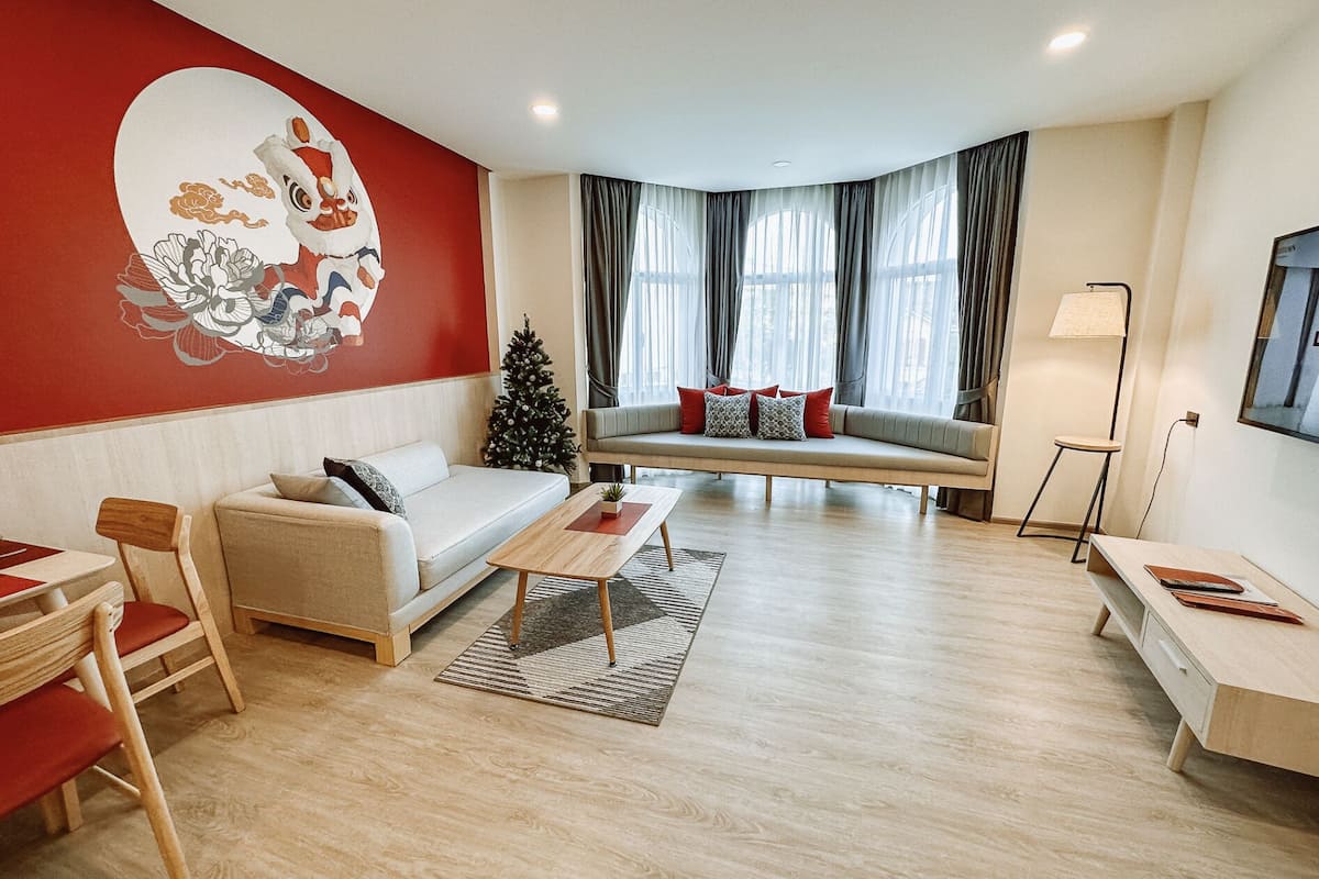 Executive suite | Woonruimte | Een 43-inch flatscreentelevisie met kabelzenders en een televisie