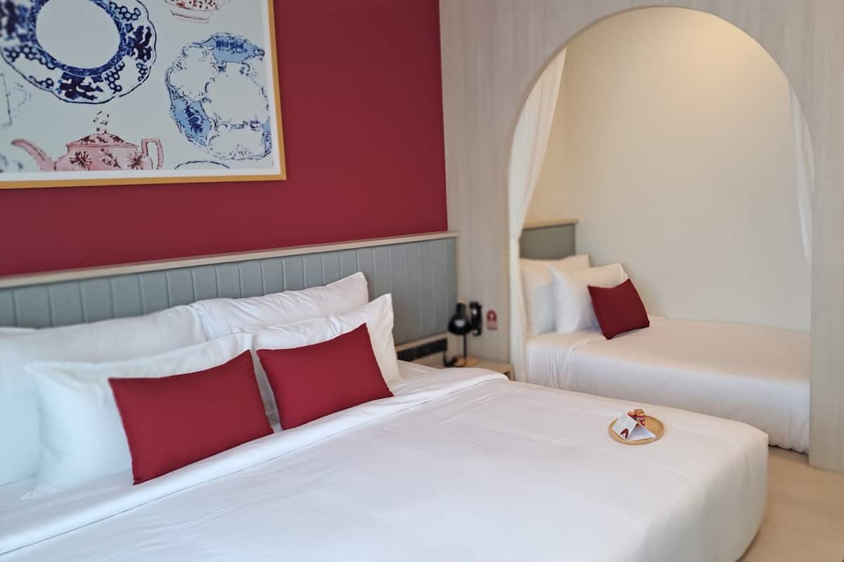 Junior suite, meerdere bedden | Een kluis op de kamer, individueel gedecoreerd, individueel gemeubileerd