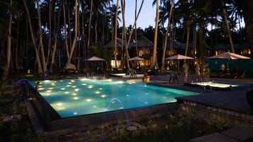 Indoor pool, sun loungers