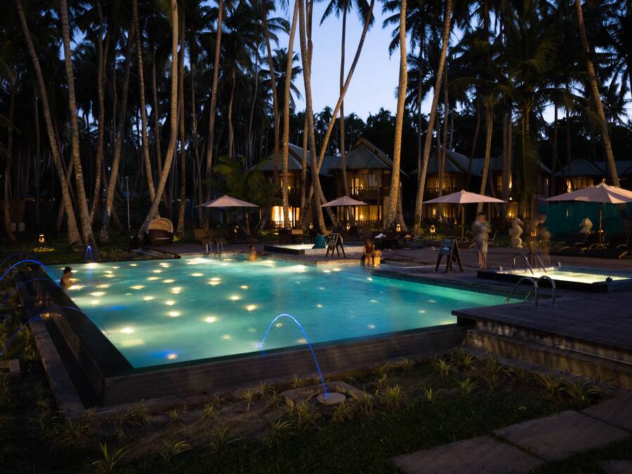 Piscine couverte, chaises longues