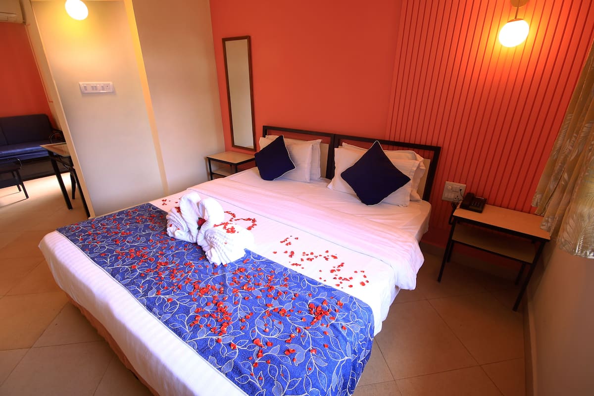 Honeymoon Suite with Balcony and Pool View | 高档床上用品、迷你吧、客房内保险箱、隔音