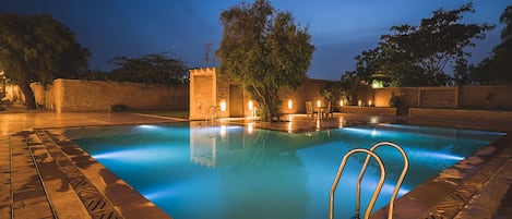 Piscina all'aperto, ombrelloni da piscina, lettini
