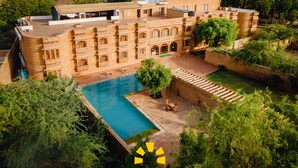 Un edificio grande con varios balcones y una piscina.