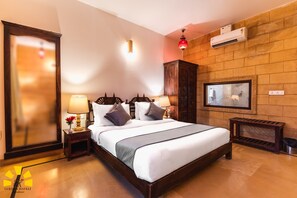 Heritage Room | Egyptian cotton sheets, premium bedding, down comforters, minibar - Hotel Golden Haveli (Jaisalmer)
